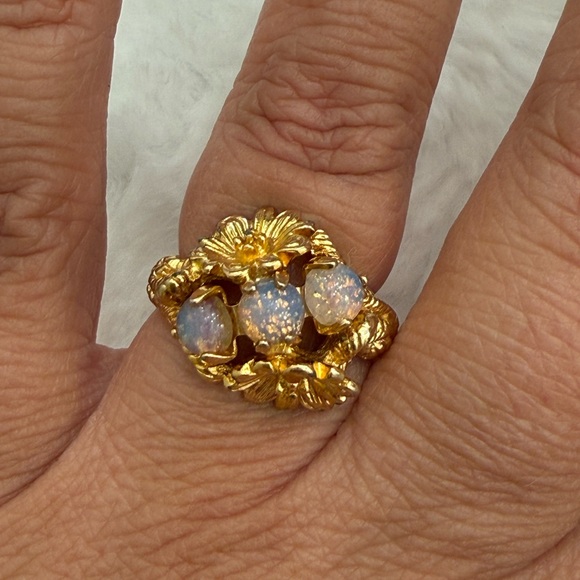 Avon Gold Ring with Floral Design and Opal Stones - Picture 7 of 10